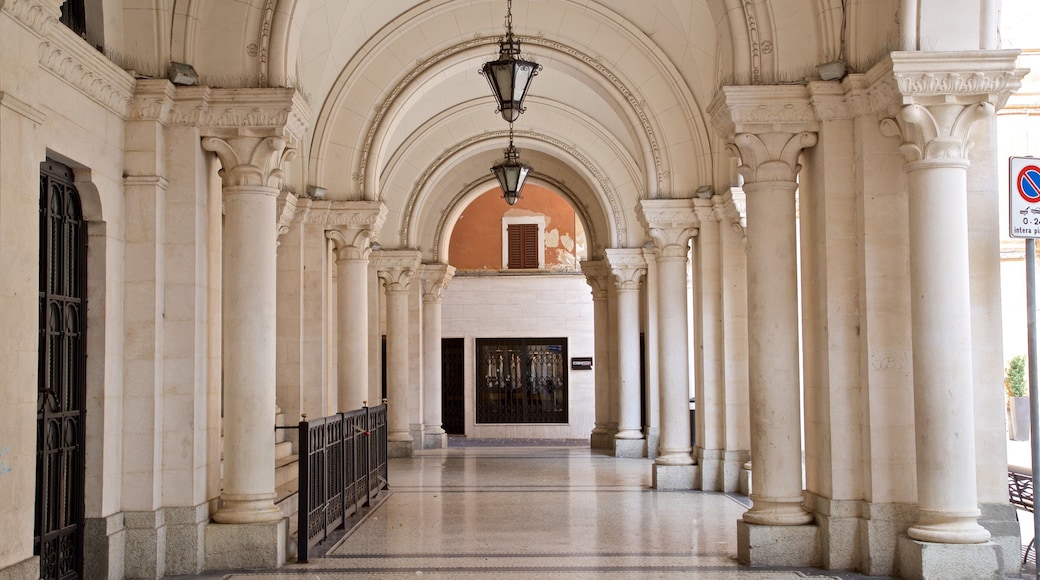 Chieti ofreciendo elementos del patrimonio y vistas interiores