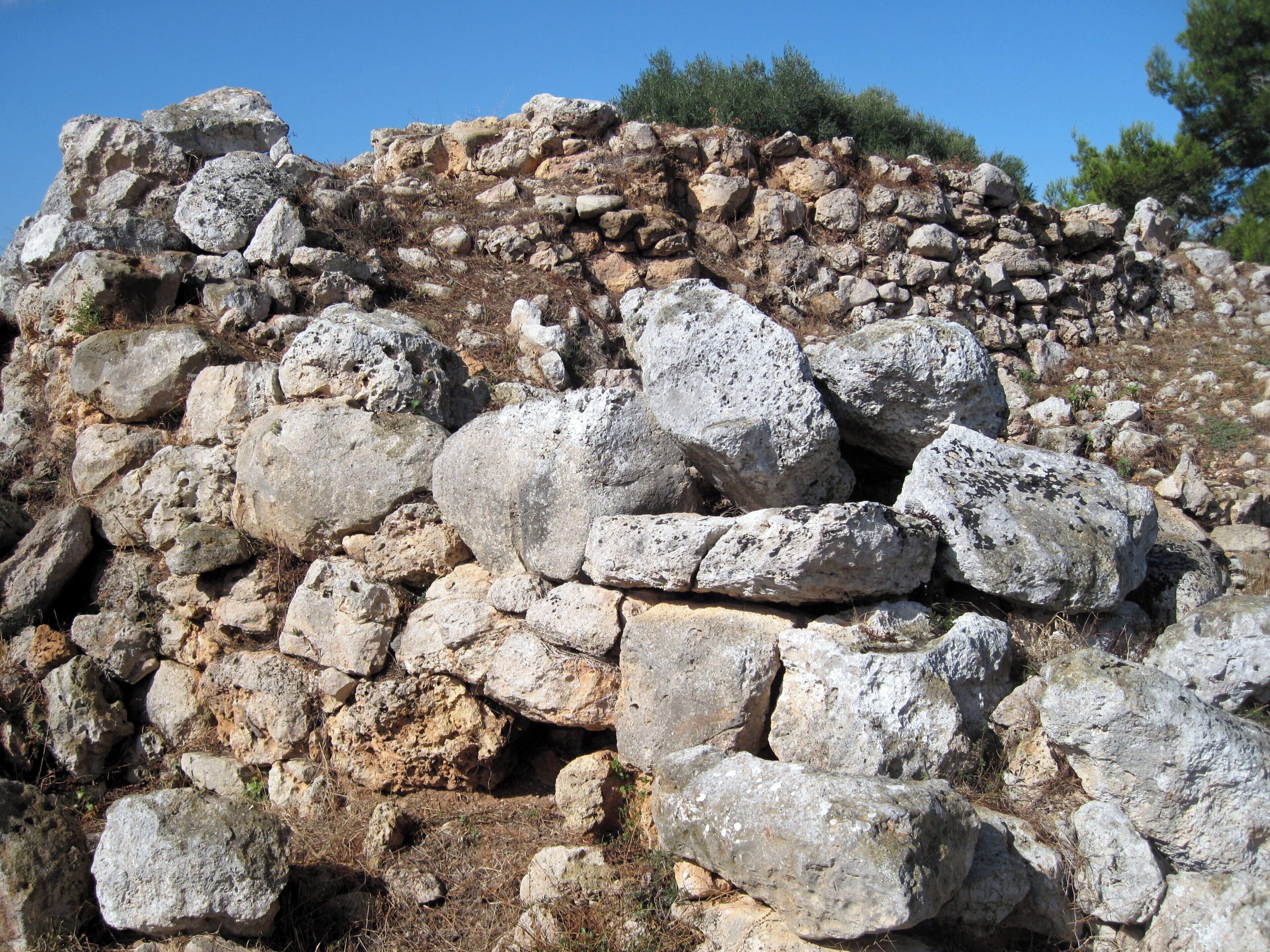 Gebäudereste im Nordosten des talaiotischen Dorfes von S’Illot (Poblat talaiòtic de s’Illot), Gemeinde Sant Llorenç des Cardassar, Mallorca, Spanien