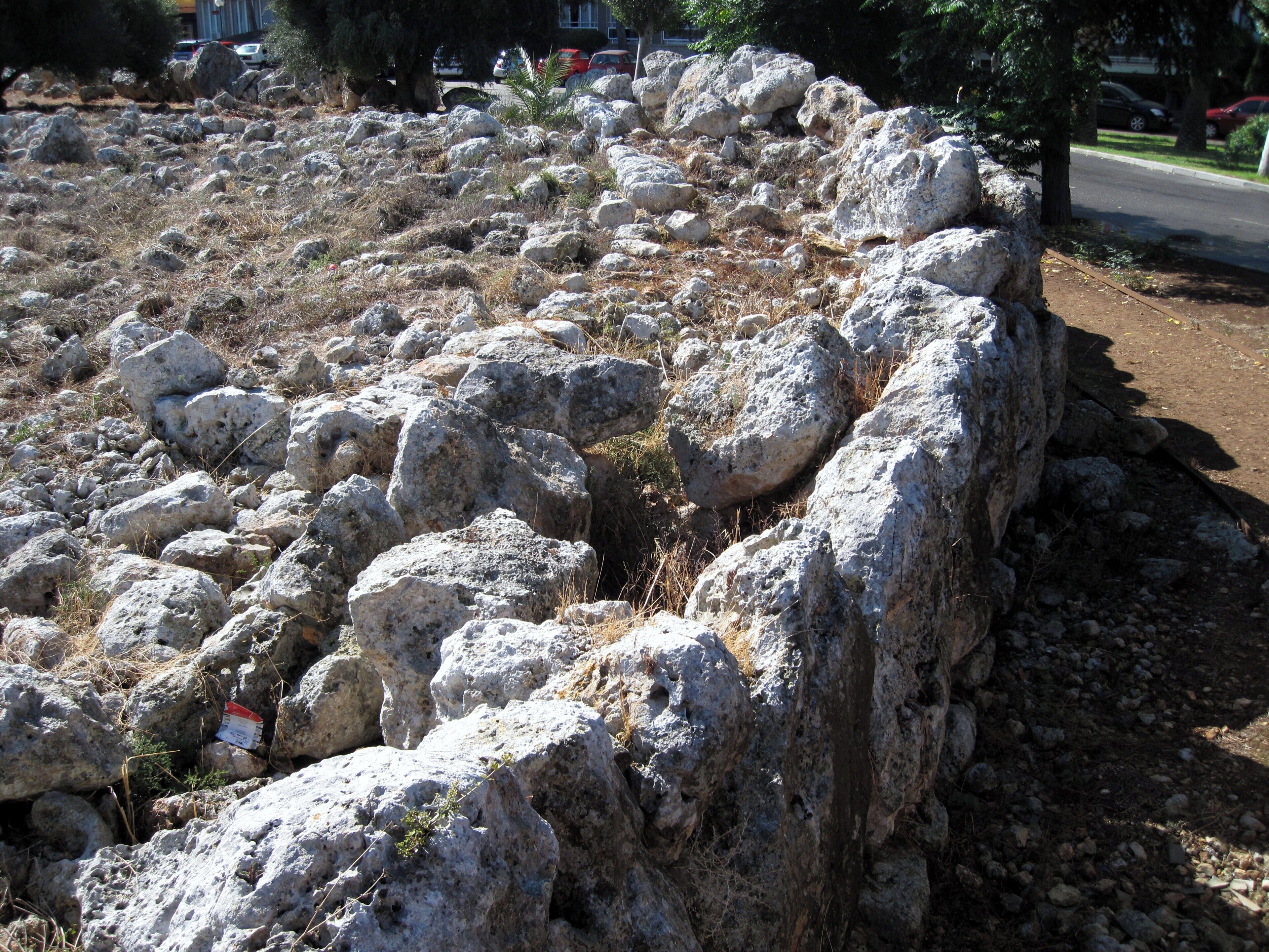 Westliche Großsteinmauer des talaiotischen Dorfes von S’Illot (Poblat talaiòtic de s’Illot), Gemeinde Sant Llorenç des Cardassar, Mallorca, Spanien