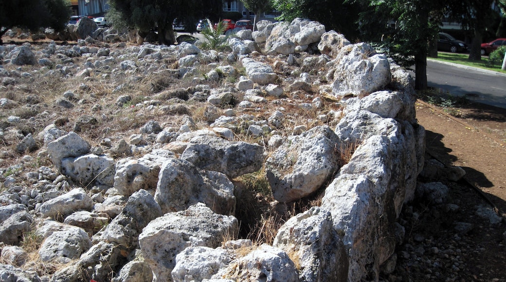 Westliche Großsteinmauer des talaiotischen Dorfes von S’Illot (Poblat talaiòtic de s’Illot), Gemeinde Sant Llorenç des Cardassar, Mallorca, Spanien