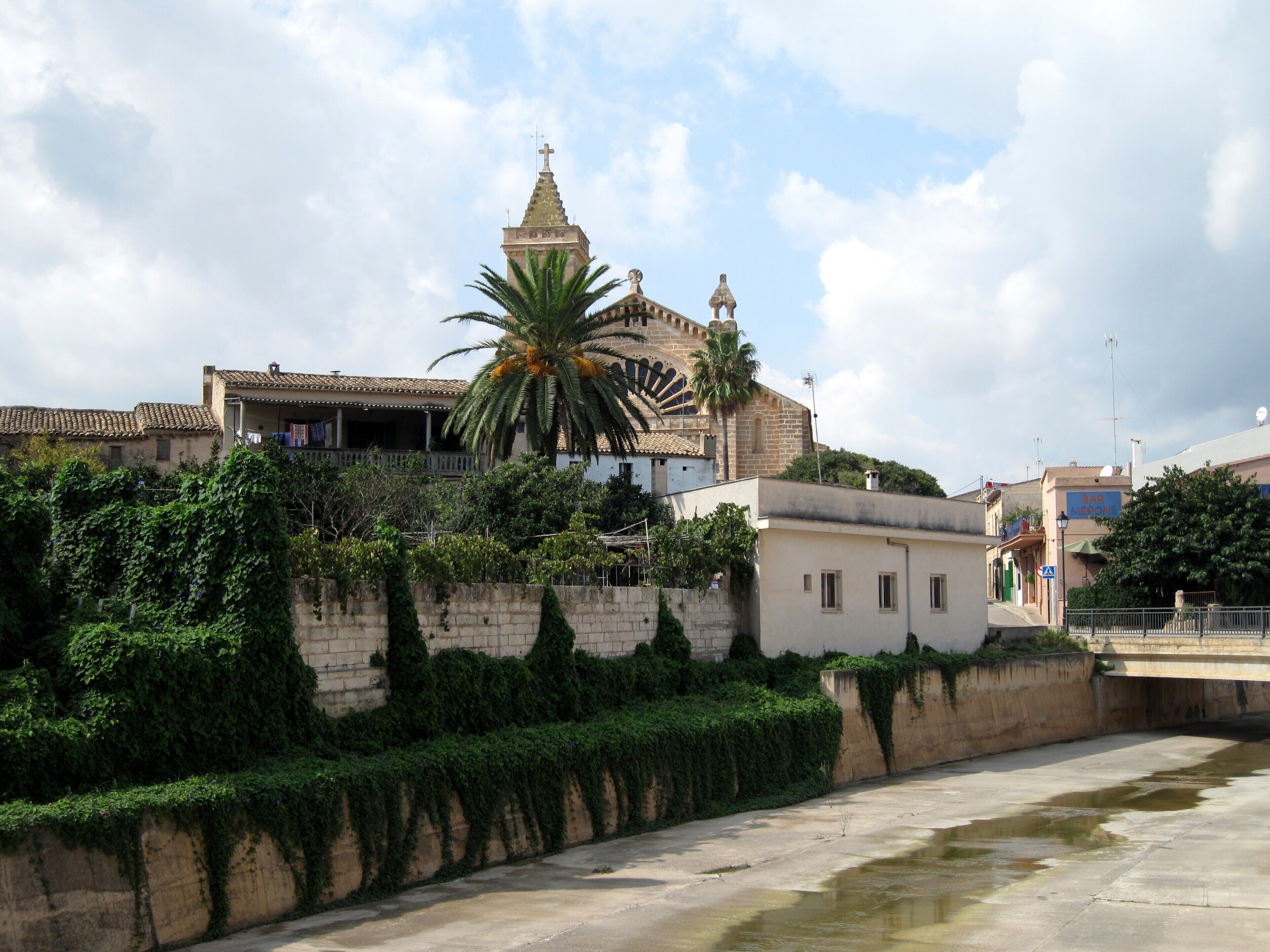 Son Carrió am kanalisierter Sturzbach Torrent de Ca n’Amer, Mallorca, Spanien