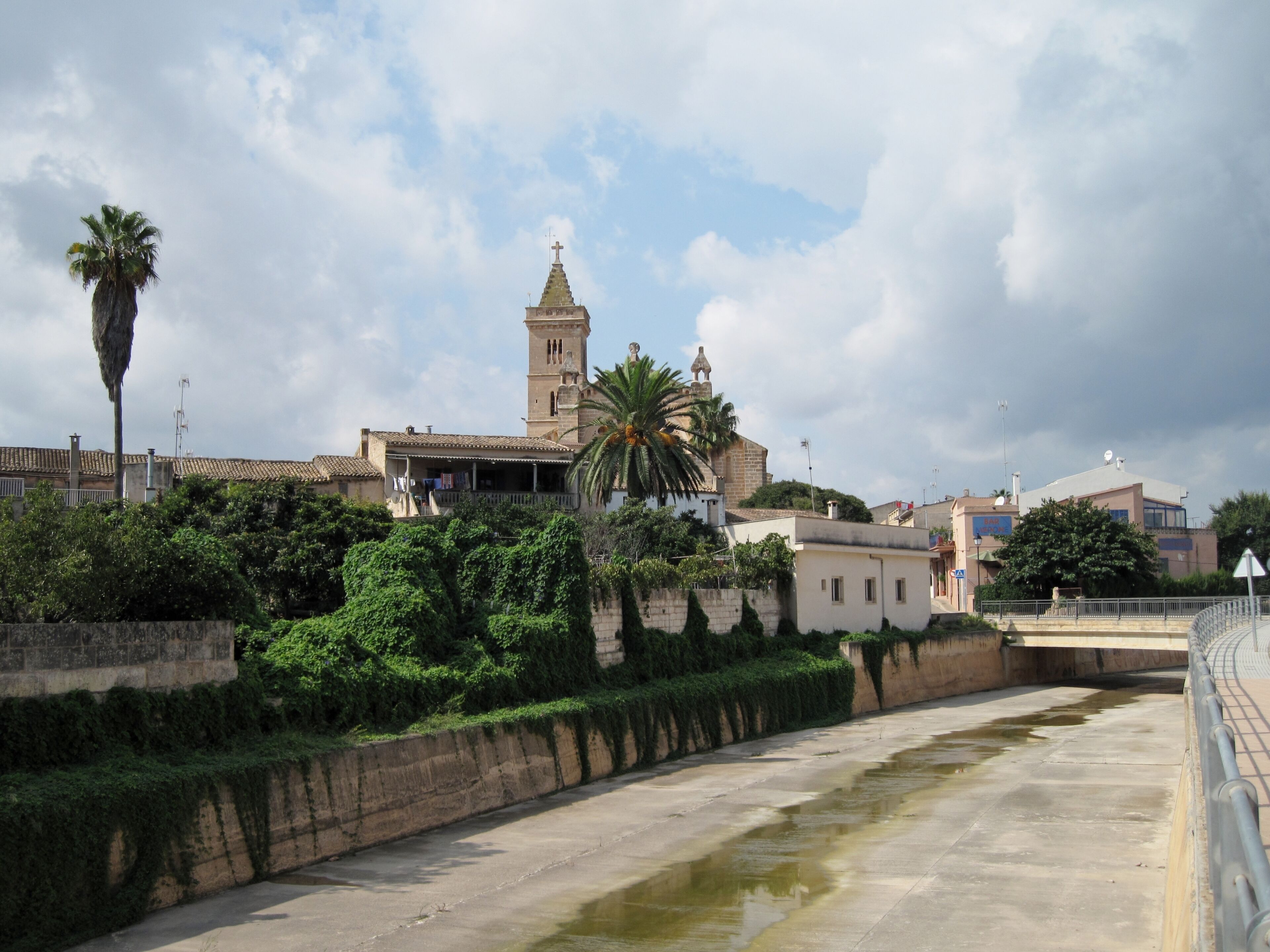 Son Carrió am kanalisierter Sturzbach Torrent de Ca n’Amer, Mallorca, Spanien