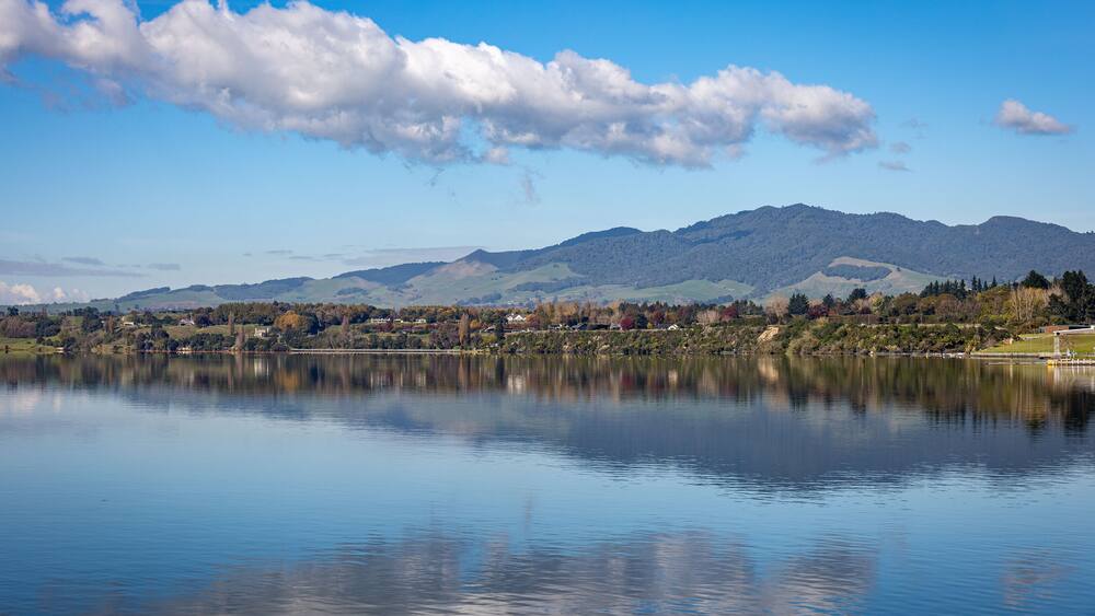 Un lac paisible qui reflète le ciel et les montagnes.