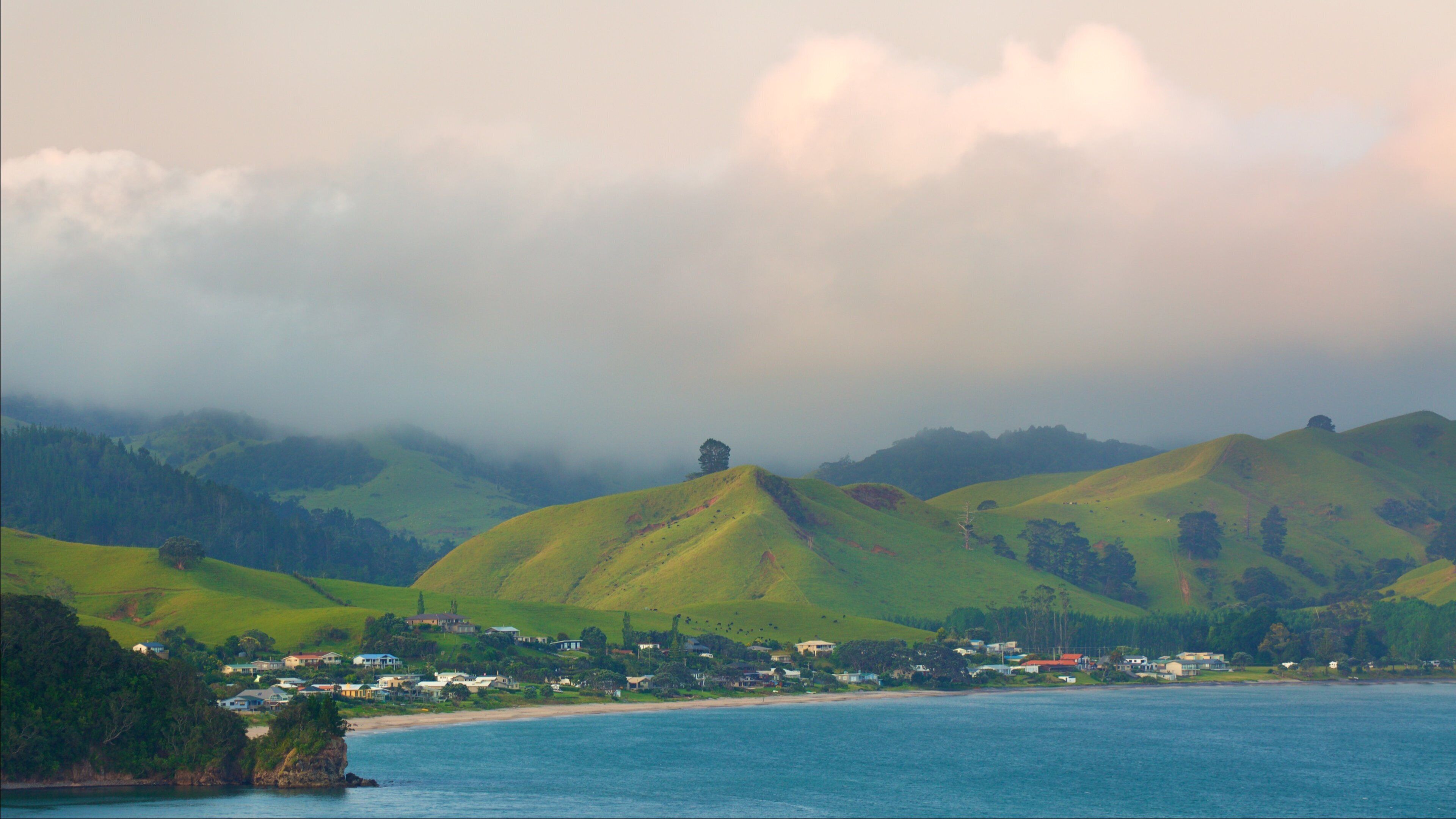 Coromandel Peninsula som viser en kystby, fredfyldte omgivelser og en bugt eller havn