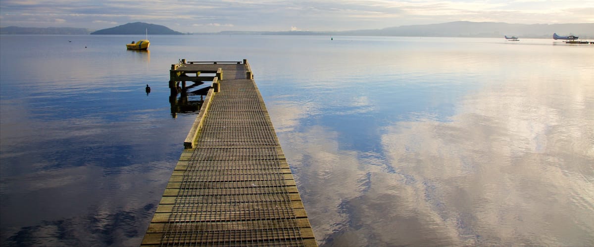 Rotorua das einen allgemeine Küstenansicht und Sonnenuntergang