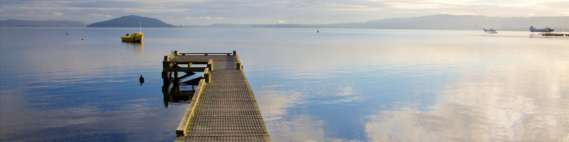 Rotorua mostrando vistas de una costa y un atardecer