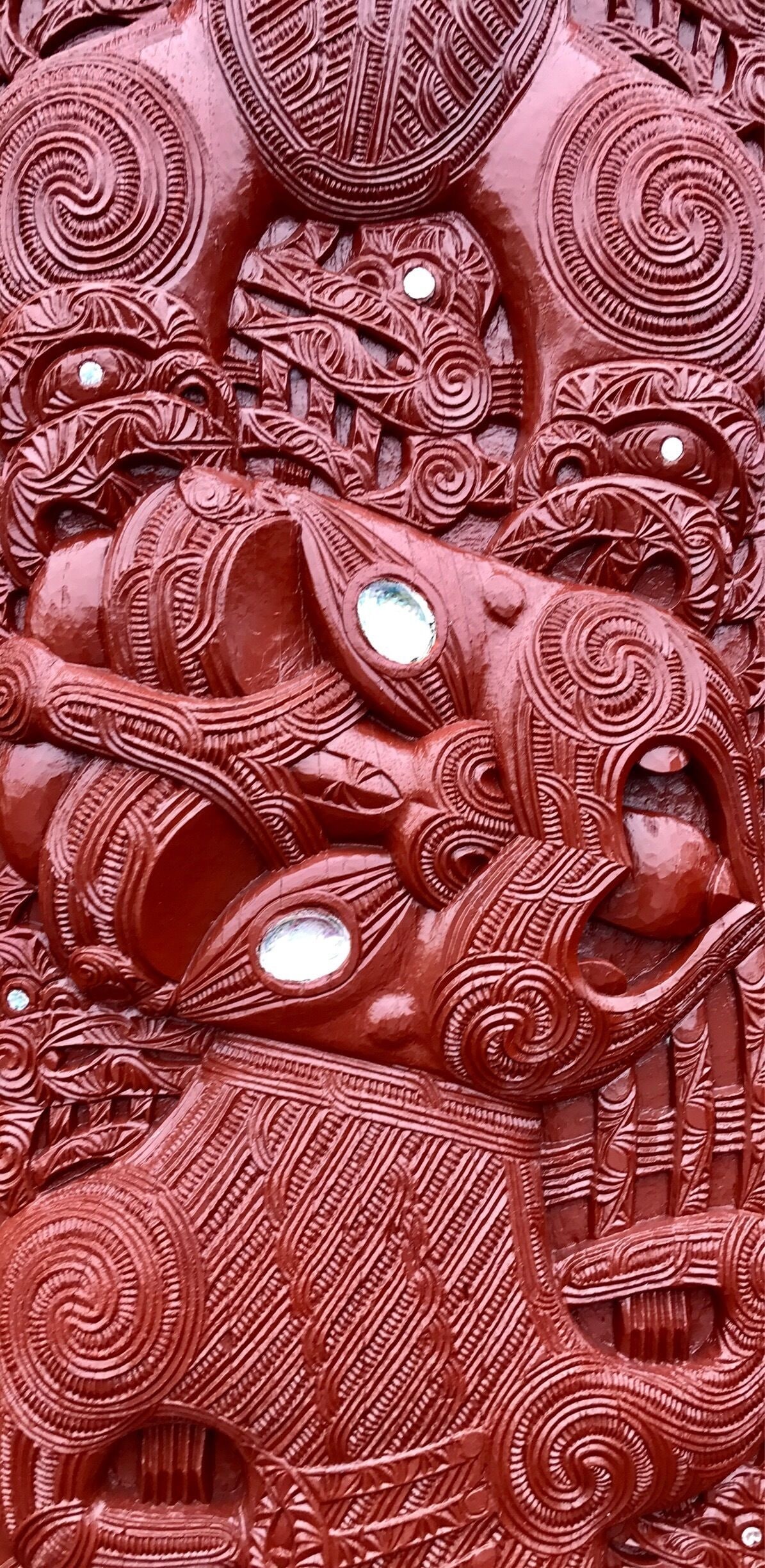 Eine detaillierte Skulptur mit filigranen Mustern und kreisförmigen Ornamenten.