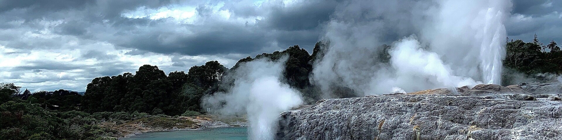 The Pōhutu Geyser and the Prince of Wales’ Feather in activity #NewZealand #Roadtrip