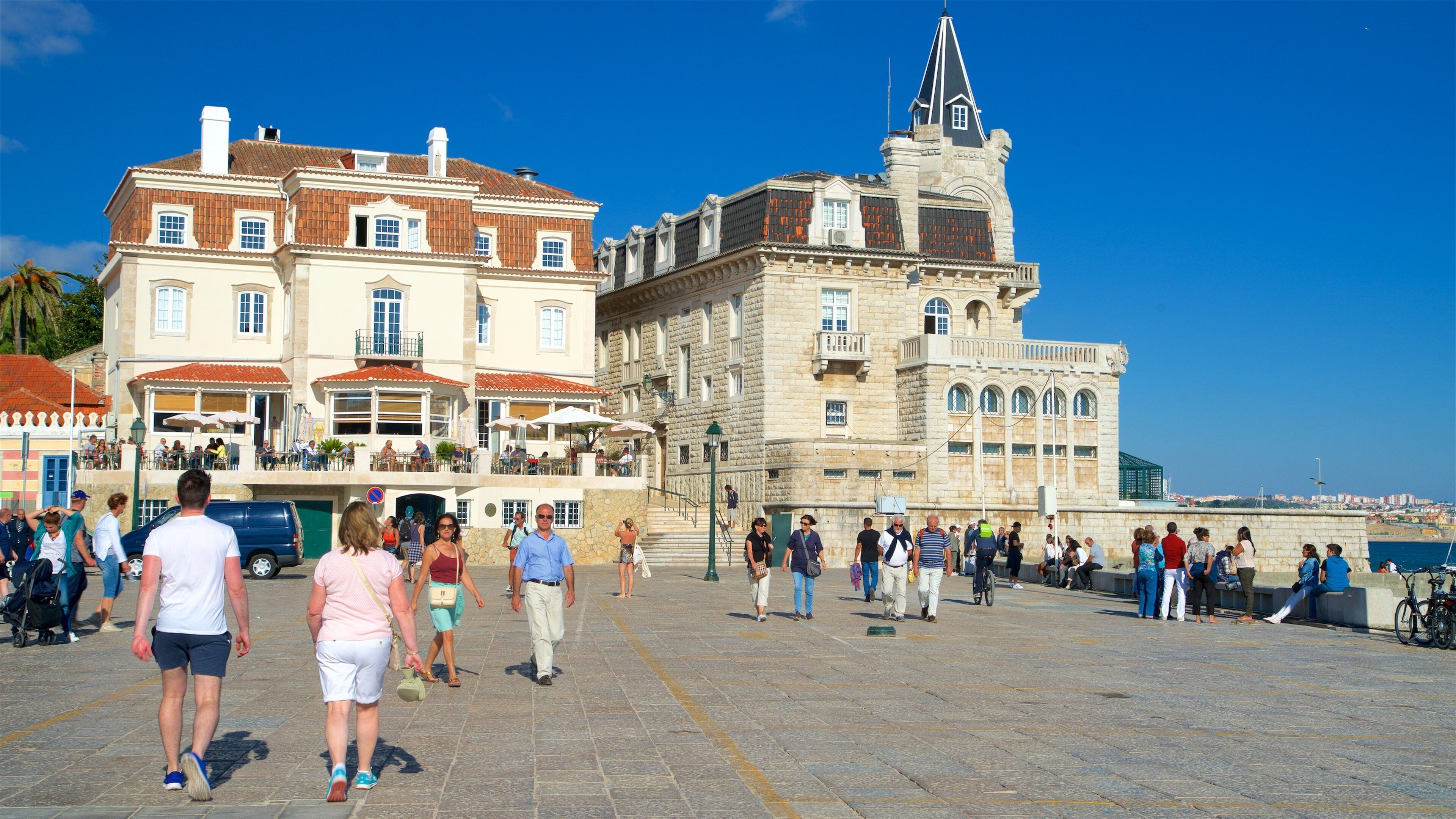Cascais welches beinhaltet Platz oder Plaza sowie kleine Menschengruppe