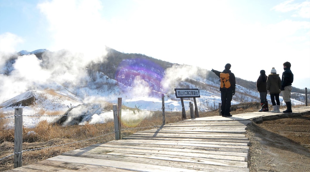 Hokkaido ofreciendo senderismo o caminata, nieve y montañas
