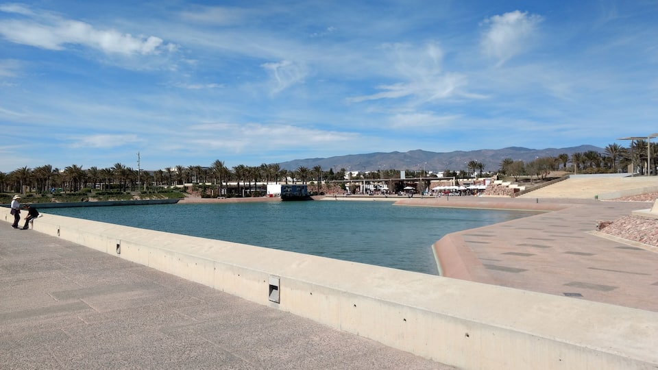 Plaza del Mar en el paseo de Retamar, en Retamar-el Toyo (Almería)