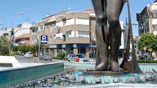 Monumento a la mujer en Armilla 2