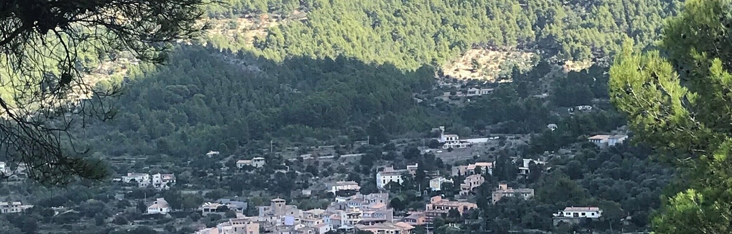 Estellencs is one of the mountain villages in the Serra de Tramuntana in Mallorca. It lies directly on the hiking trail GR 221. Only around 300 inhabitants live in the beautiful village, but there are a few hotels and restaurants where you ca relax after a long day of hiking.
#Spain #Mallorca #Estellencs #Hiking #Outdoor #Nature