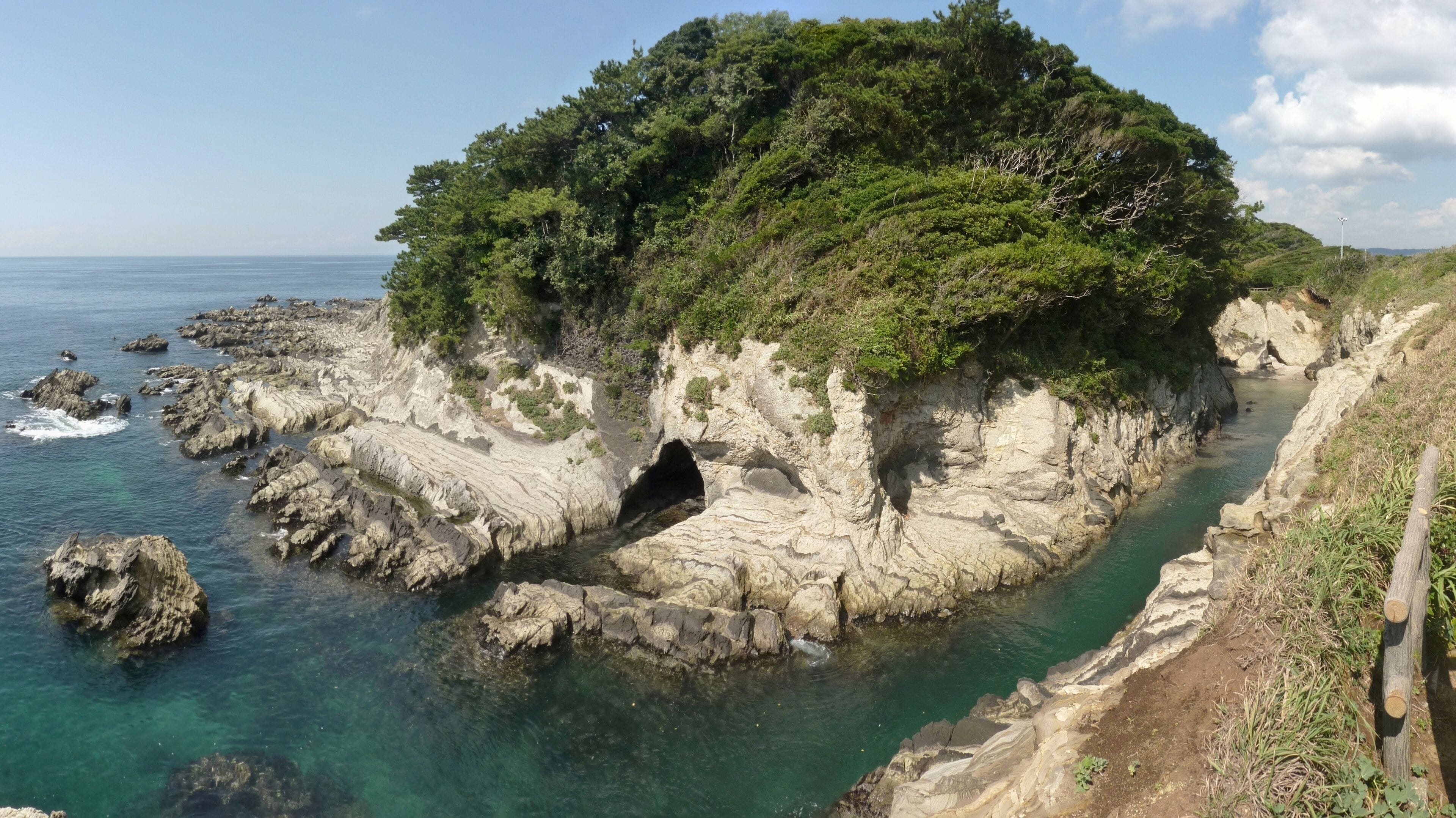 神奈川県横須賀市・荒崎の「どんどんびき」と呼ばれる入り江。正面の小山は三浦義澄の居城跡といわれる城山(潮風の丘)。
