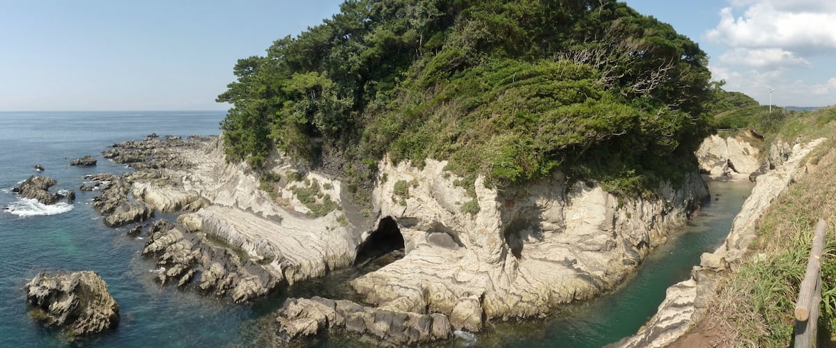 神奈川県横須賀市・荒崎の「どんどんびき」と呼ばれる入り江。正面の小山は三浦義澄の居城跡といわれる城山(潮風の丘)。