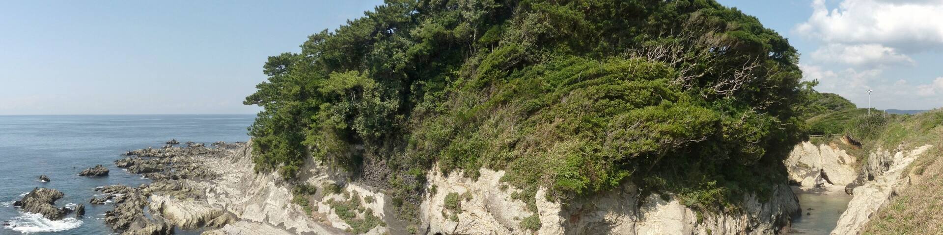 神奈川県横須賀市・荒崎の「どんどんびき」と呼ばれる入り江。正面の小山は三浦義澄の居城跡といわれる城山(潮風の丘)。