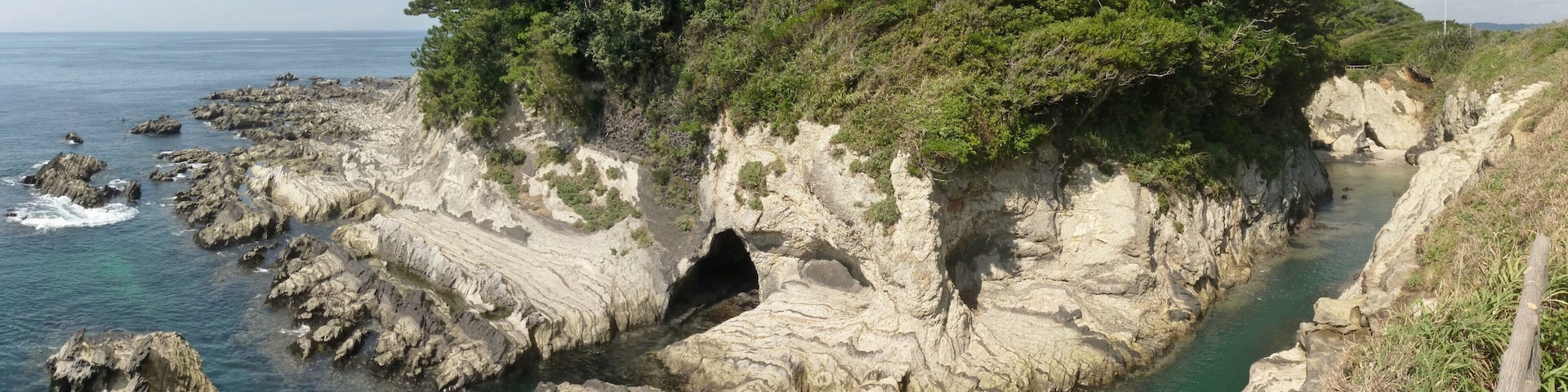 神奈川県横須賀市・荒崎の「どんどんびき」と呼ばれる入り江。正面の小山は三浦義澄の居城跡といわれる城山(潮風の丘)。