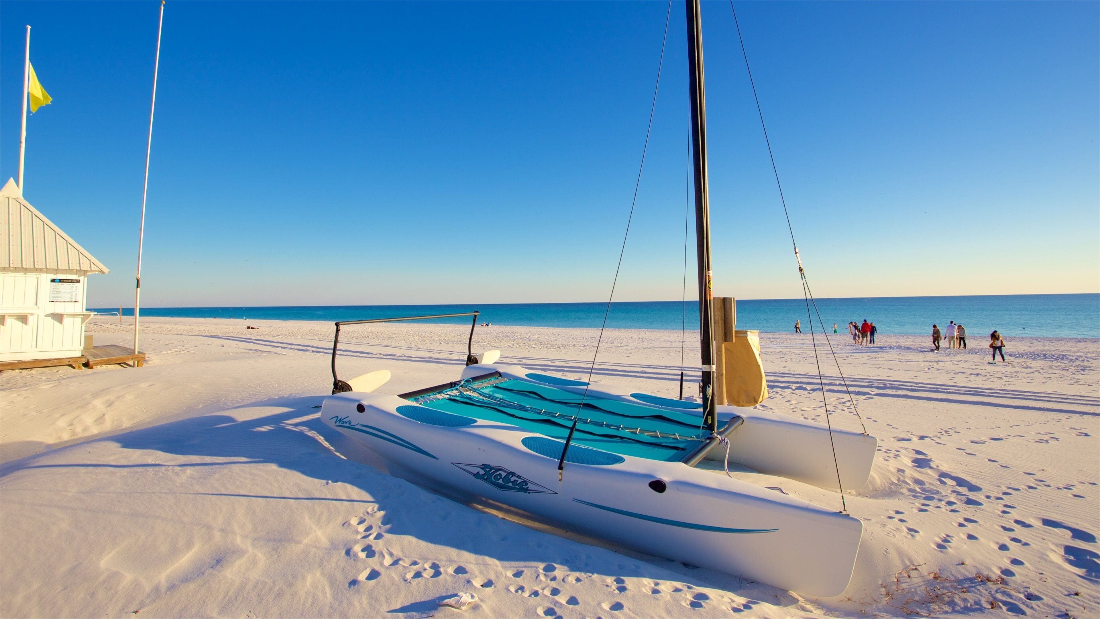 Panhandle de Florida mostrando una bahía o puerto, una playa y navegación