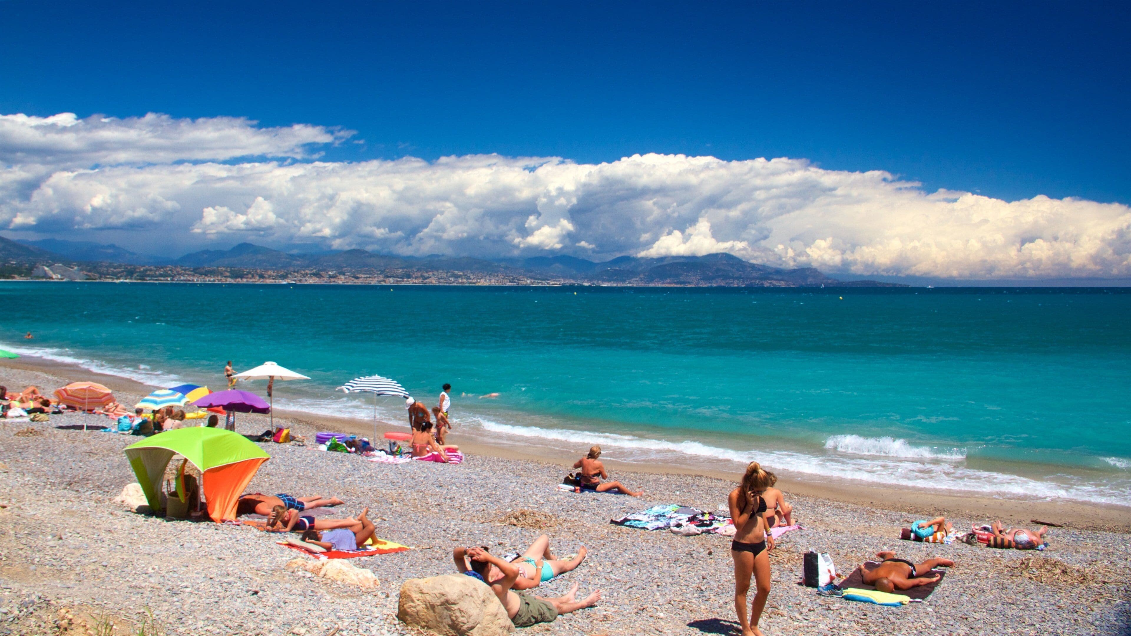 Provence - Alpes - Côte d\'Azur mettant en vedette plage de galets aussi bien que important groupe de personnes