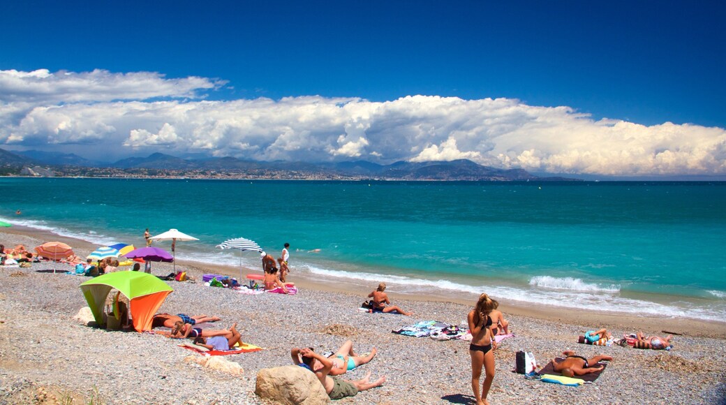 Provence-Alpes-Côte d\'Azur mit einem Steinstrand sowie große Menschengruppe