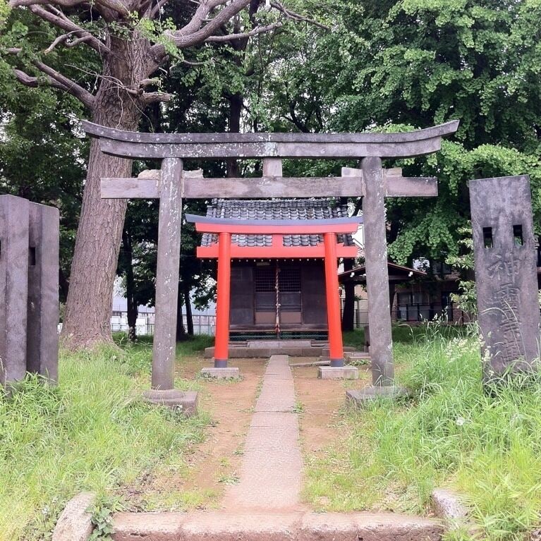 近  くのお稲荷さん。
三角稲荷と言うらしい。
