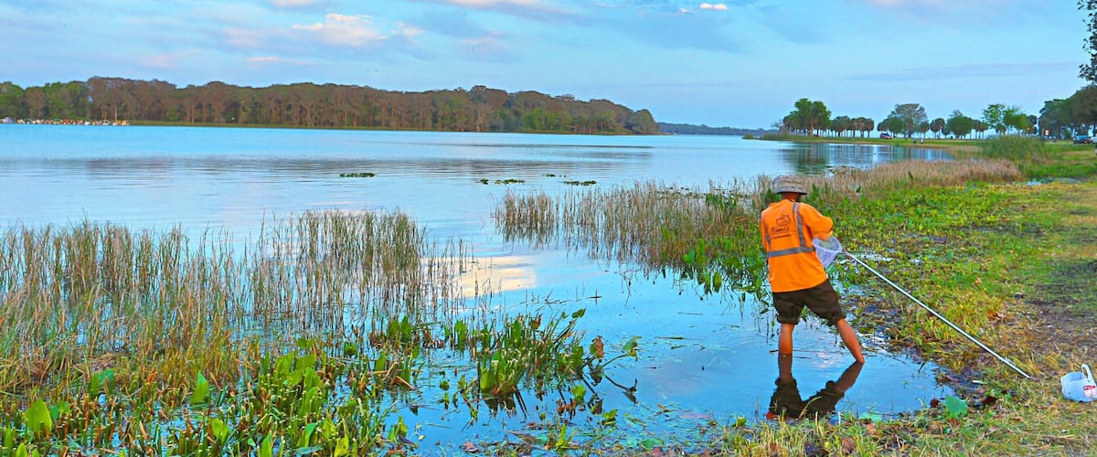 Leesburg ofreciendo pesca y un lago o laguna y también un hombre
