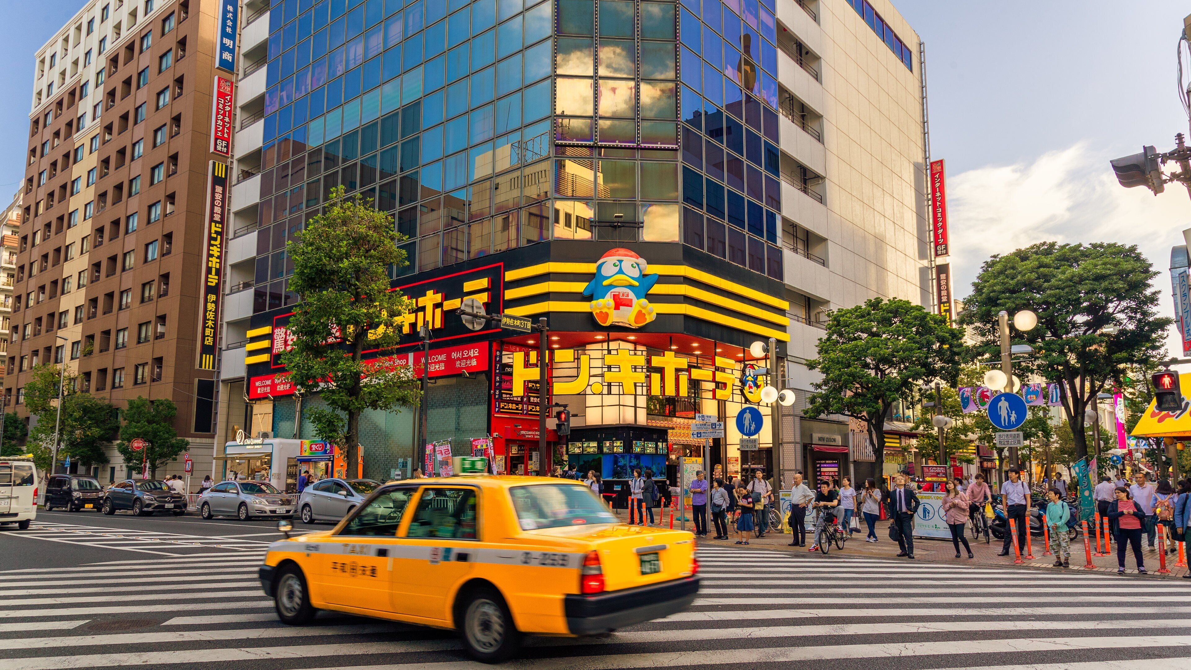 Kannai showing a city and street scenes