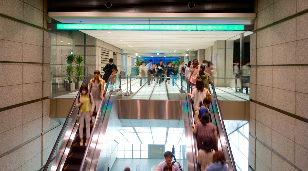 Marunouchi mostrando vistas interiores y arquitectura moderna y también un gran grupo de personas