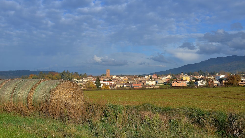 Vista panoramica del pueblo de Seva en la comarca de Osona, Catalunya, España