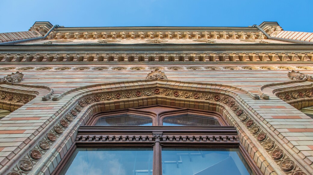 Das Schloss Montfort am Bodensee ist das Wahrzeichen der Gemeinde Langenargen. Einst unter dem Namen Villa Argena geplant, sollte es König Wilhelm I. von Württemberg als Lustschloss dienen. Es entstand auf einer Landzunge am Platz der Ruine der Burg Argen.
