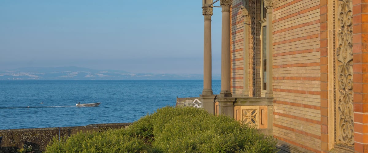 Das Schloss Montfort am Bodensee ist das Wahrzeichen der Gemeinde Langenargen. Einst unter dem Namen Villa Argena geplant, sollte es König Wilhelm I. von WĂŒrttemberg als Lustschloss dienen. Es entstand auf einer Landzunge am Platz der Ruine der Burg Argen.