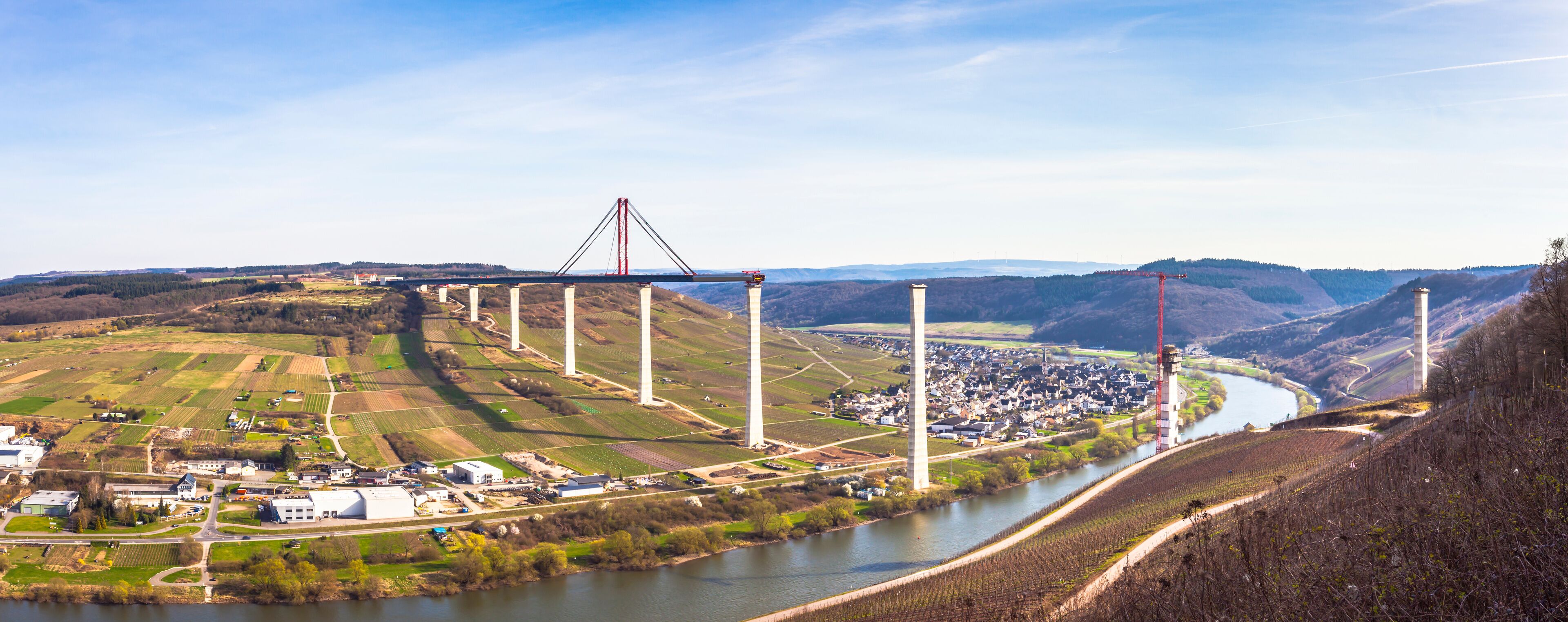 Mosellandschaft Moseltalpanorama mit Blick auf  Hochmoselbrücke  die in Bau befindliche Straßenbrücke  Frühjahr 2017   Rheinland-Pfalz Deutschland 
