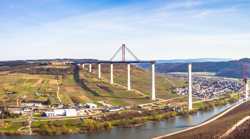 Mosellandschaft Moseltalpanorama mit Blick auf Hochmoselbrücke die in Bau befindliche Straßenbrücke Frühjahr 2017 Rheinland-Pfalz Deutschland
