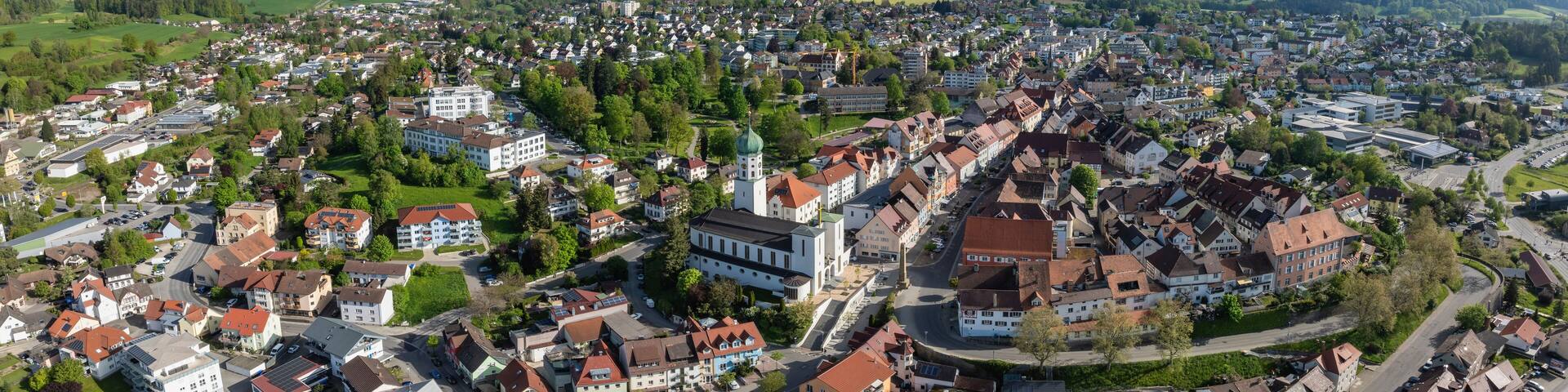 Luftbild von der Stadt Stockach mit der Kirche St. Oswald in der Oberstadt, historischer Stadtkern