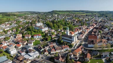 Luftbild von der Stadt Stockach mit der Kirche St. Oswald in der Oberstadt, historischer Stadtkern
