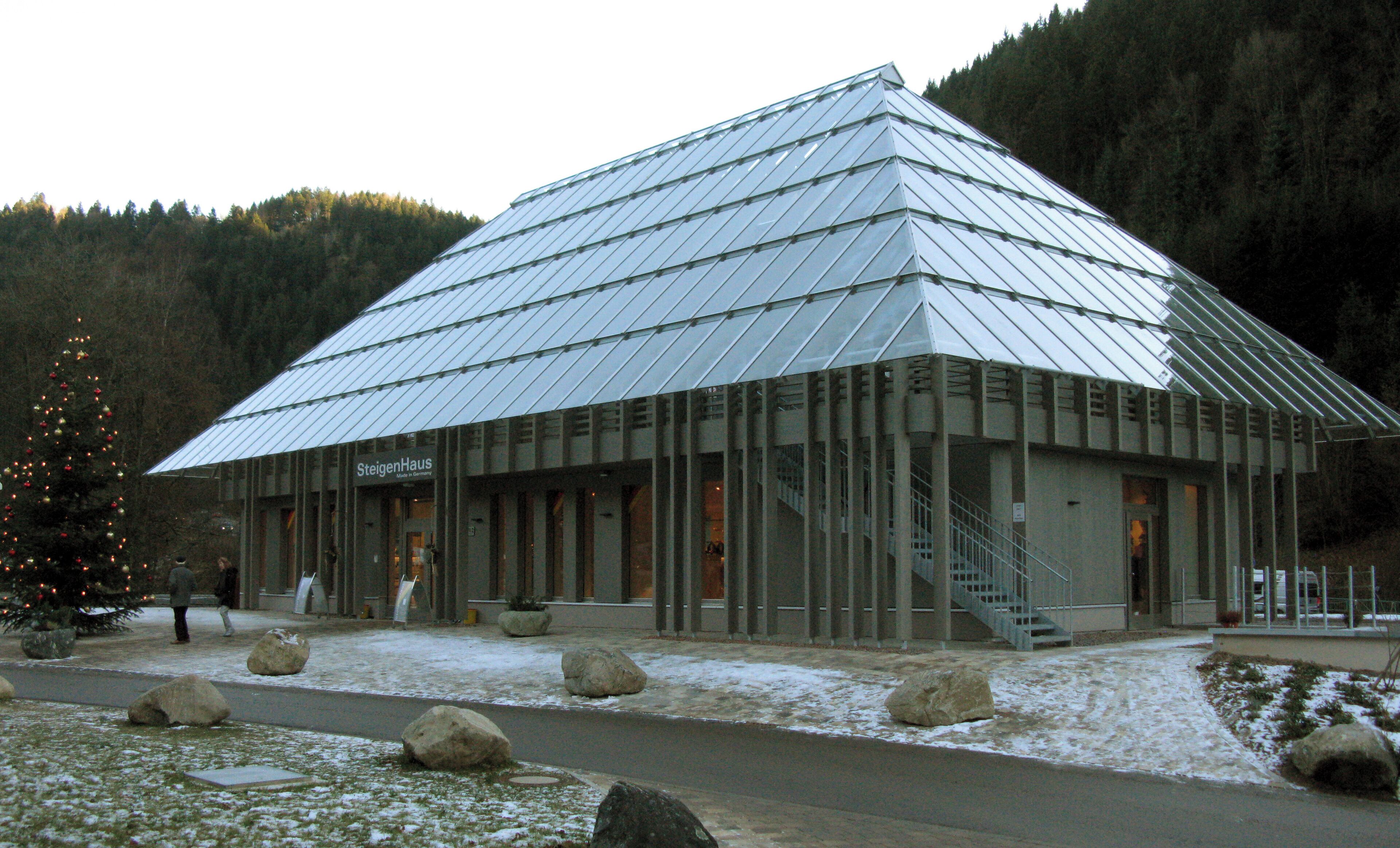 Steigenhaus mit Ladengeschäft und Restaurant beim Hofgut Sternen
