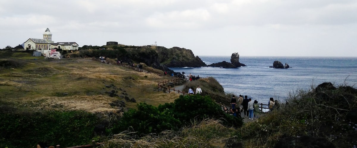 It was so windy at Seopjikoji Coast. The 3 things that Jeju Island is famous for, wind, rocks and women.