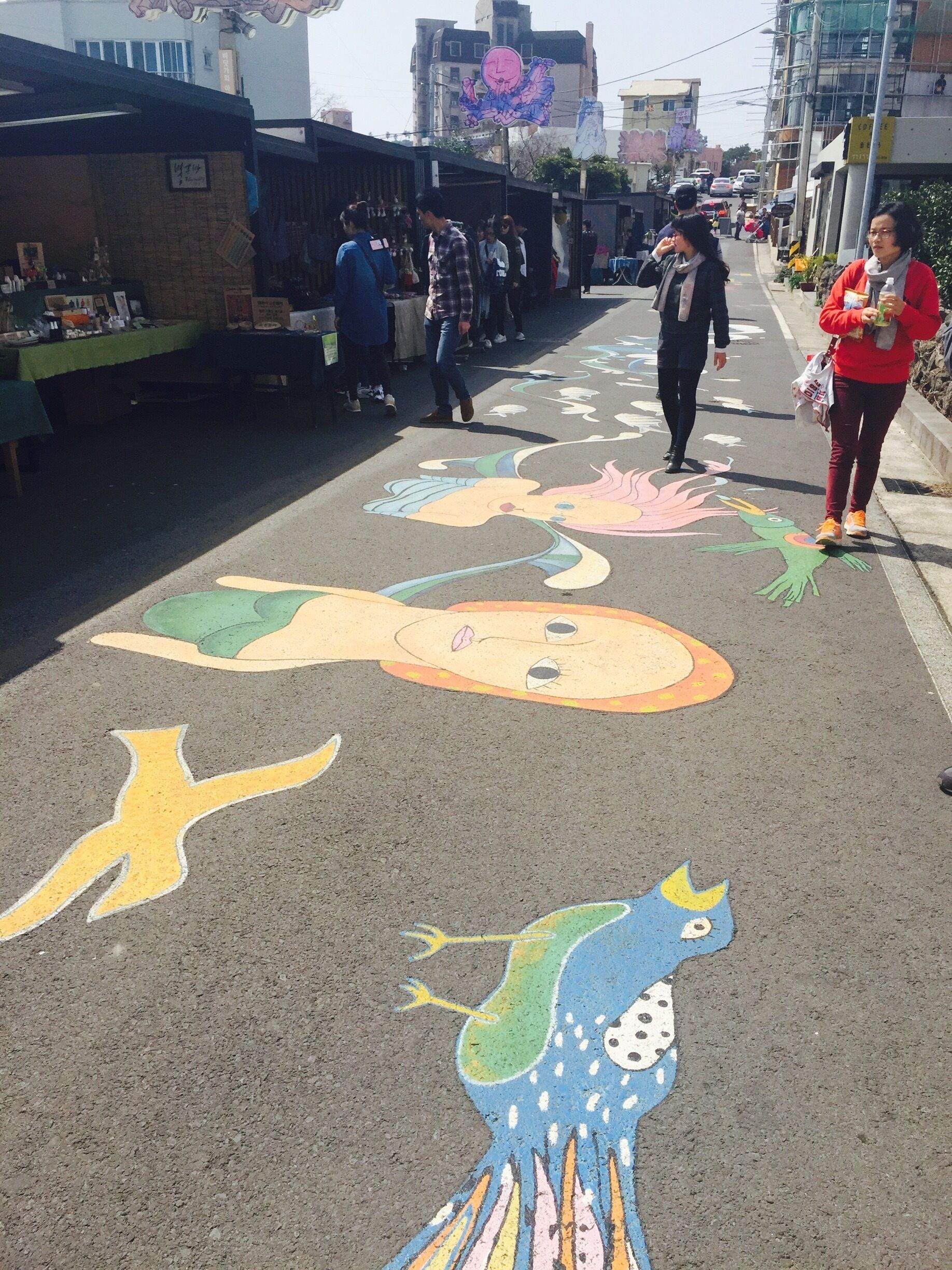 Walk along art street in Seogwipo on the weekends for the art market and during the week for fun.