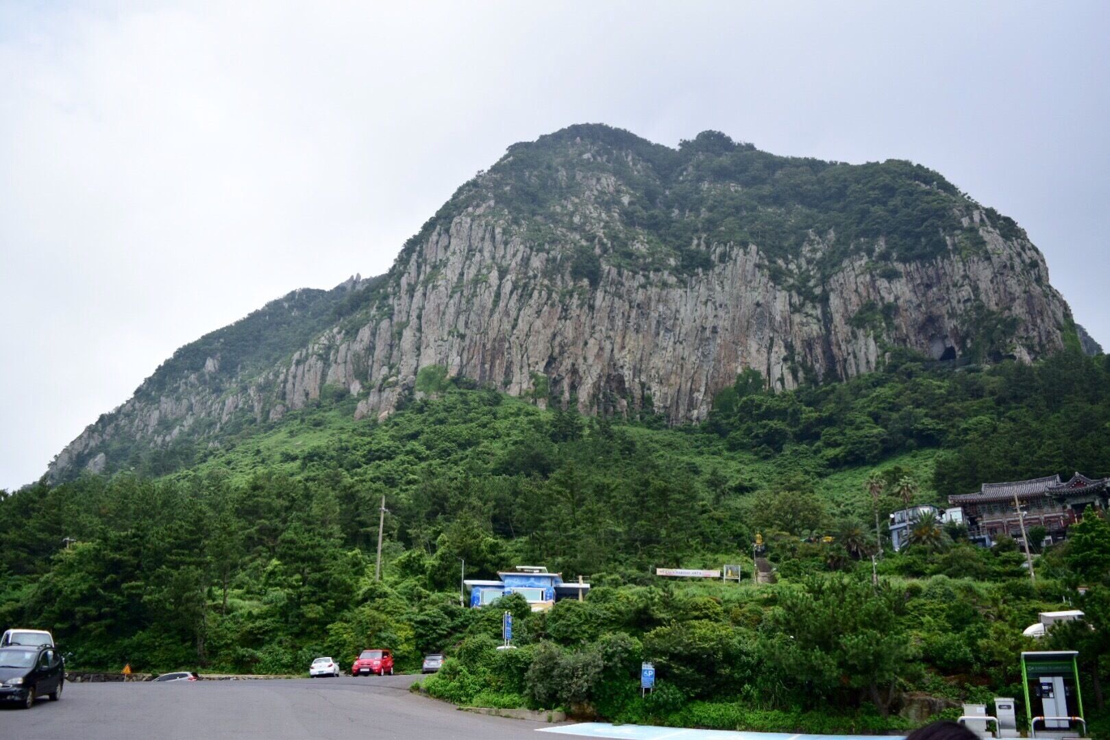 Mountain is "SongAkSan".