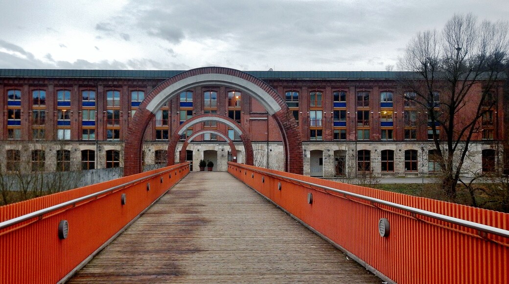 Beim 366 km langen Neckartalradweg: Bürogebäude am Neckar beim Landschaftspark Bruckenwasen