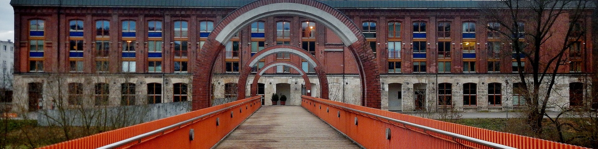 Beim 366 km langen Neckartalradweg: Bürogebäude am Neckar beim Landschaftspark Bruckenwasen