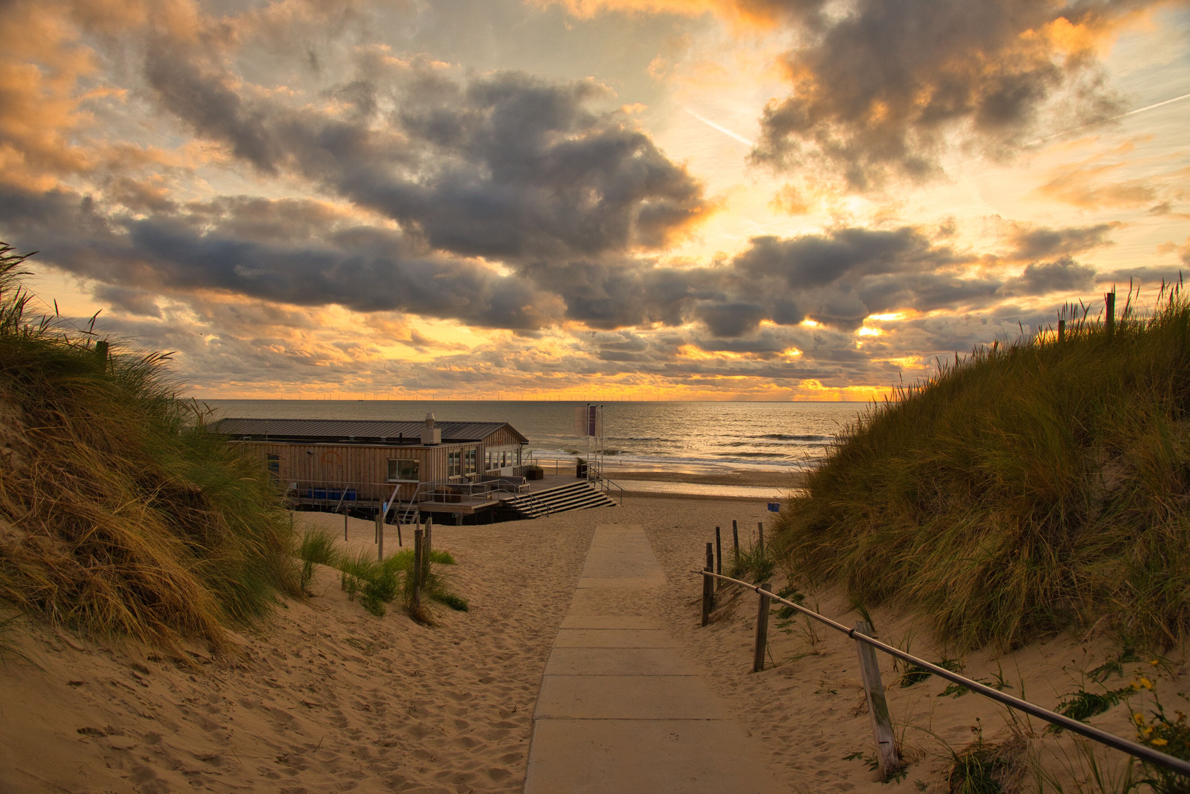 Sonnenuntergang in Bergen aan Zee in Nordholland