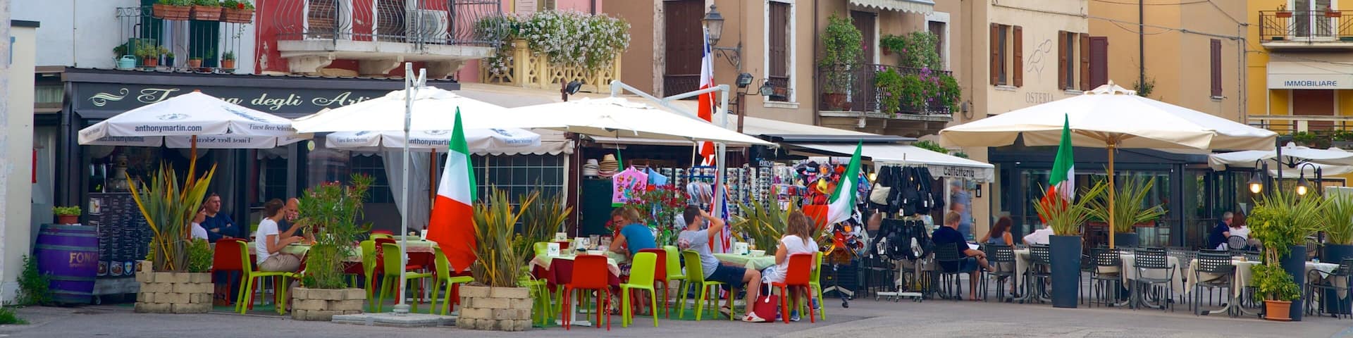 Peschiera del Garda mettant en vedette ville