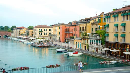 Peschiera del Garda mit einem Fluss oder Bach, Marina und Stadt