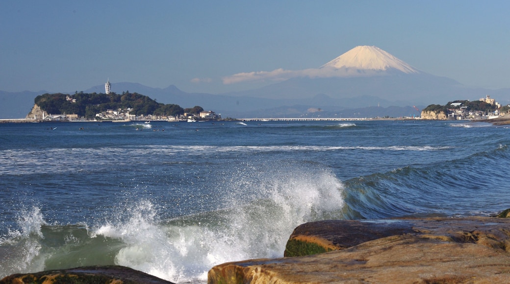 Kamakura featuring general coastal views, mountains and surf
