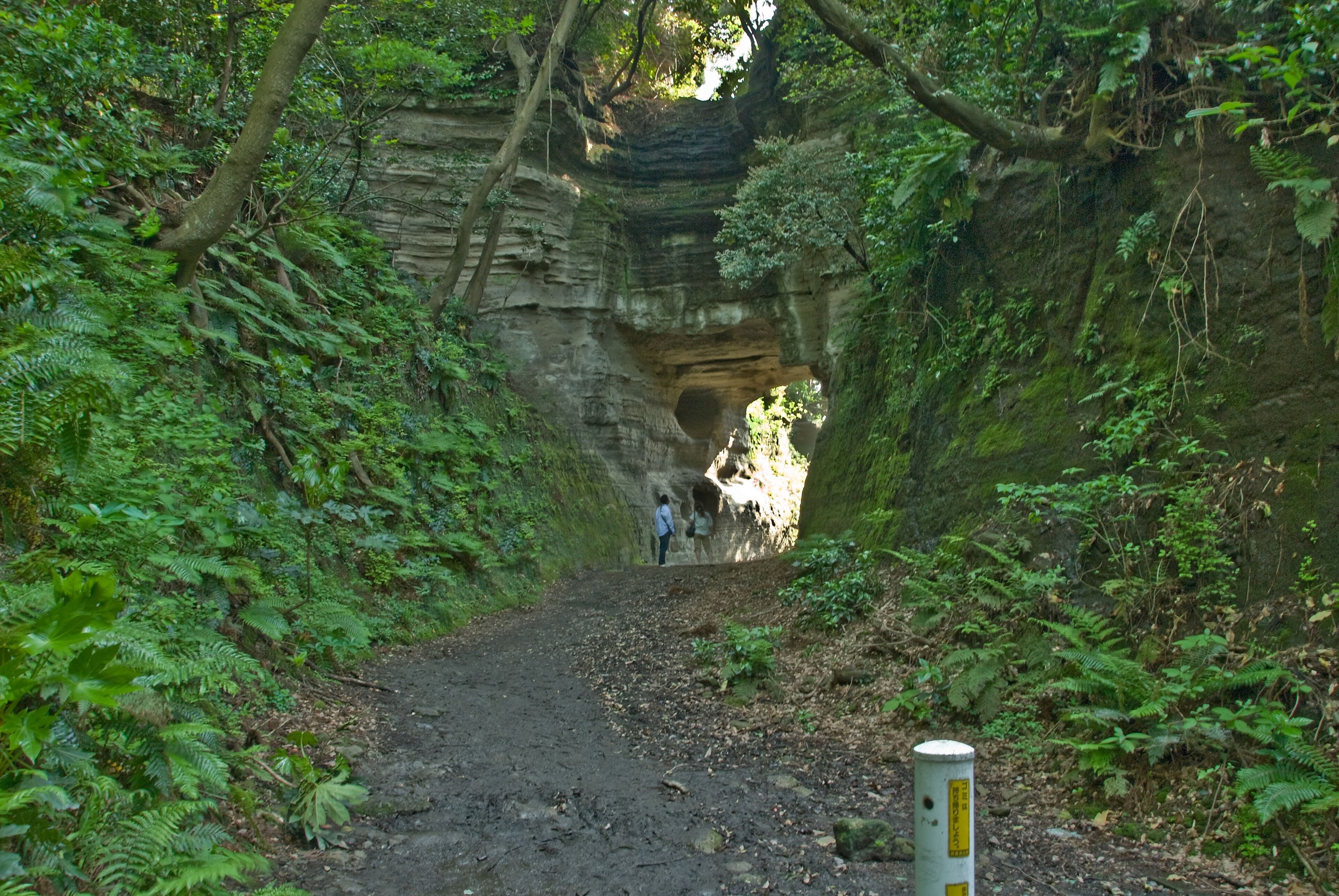Shakadōguchi Pass in Kamakura, Jōmyōji side. It was not one of Kamakura's Seven Passes, but because it was important and it's still spectacular to behold, I include it. Sometimes it is wrongly considered one of the seven.