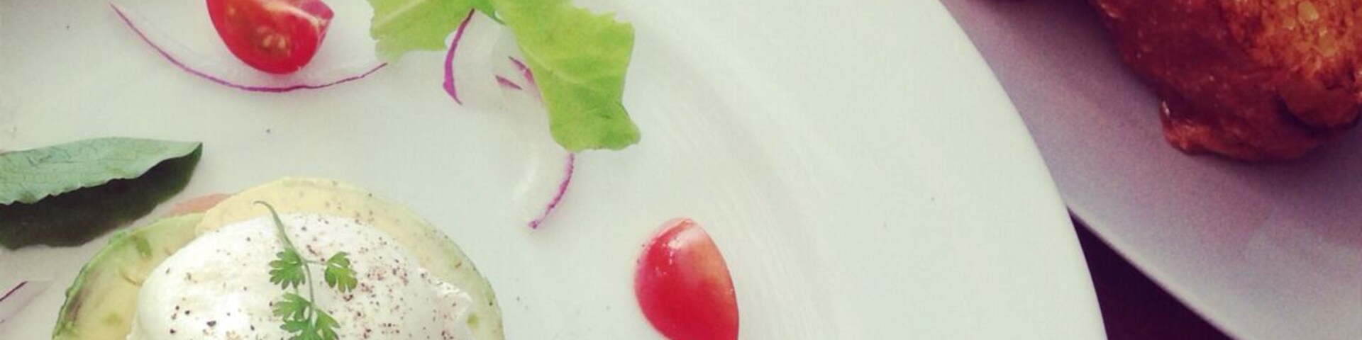 サーモンのタルタルとアボカドとポーチドエッグ ディルソース
withブリオッシュフレンチトースト