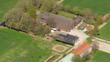 Bauernhof bei Nordenham / Fotoflug von Nordholz-Spieka nach Oldenburg und Papenburg