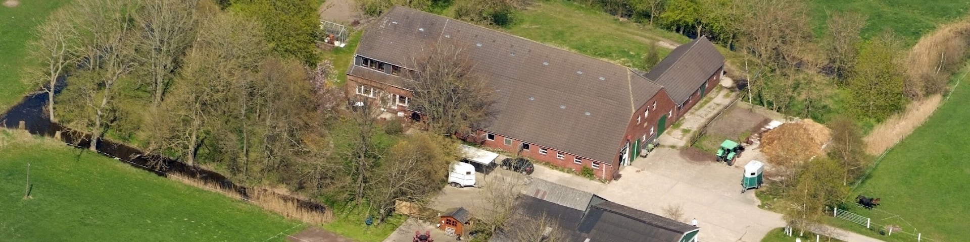 Bauernhof bei Nordenham / Fotoflug von Nordholz-Spieka nach Oldenburg und Papenburg
