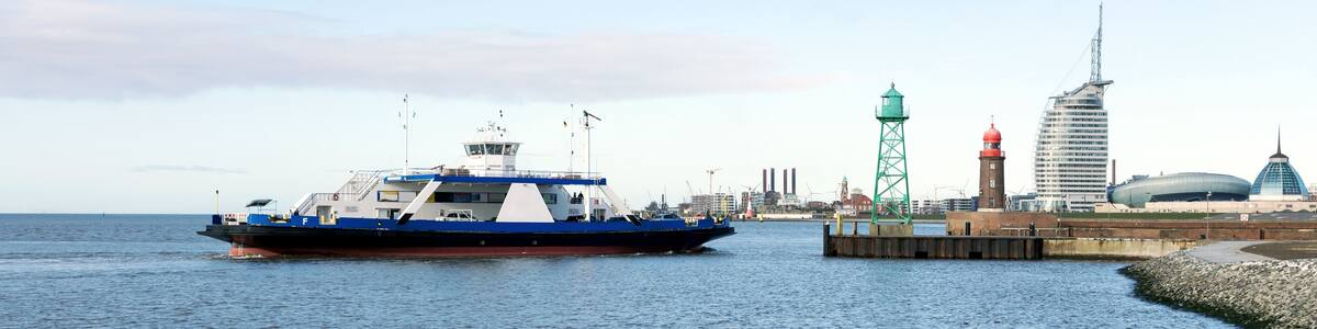 Bremerhaven an der Nordseeküste, Weserfähre vor der historischen Mole mit Skyline